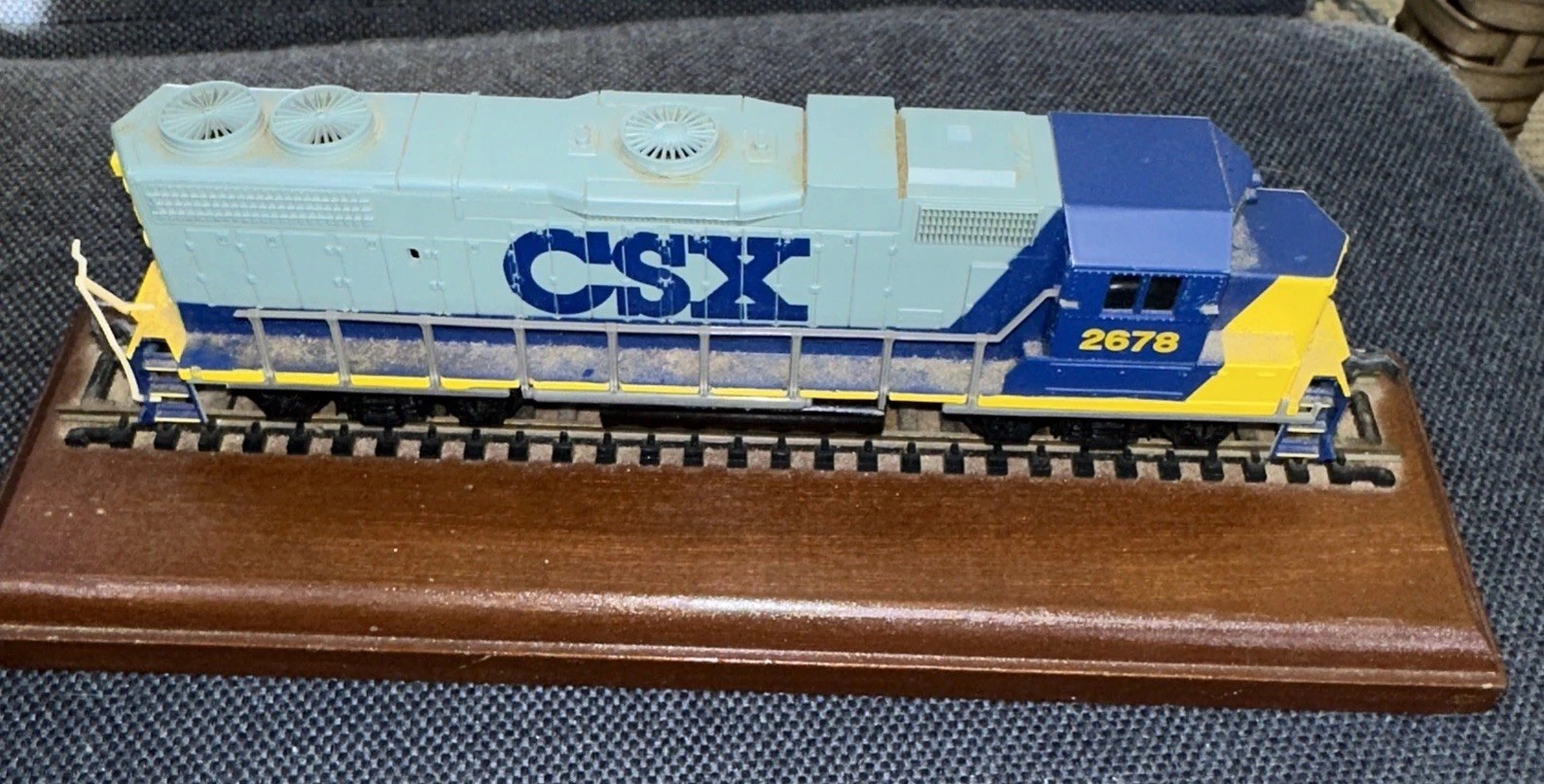 CSX Transportation Diesel Locomotive 2678 HO Scale Model on Wood Display Base