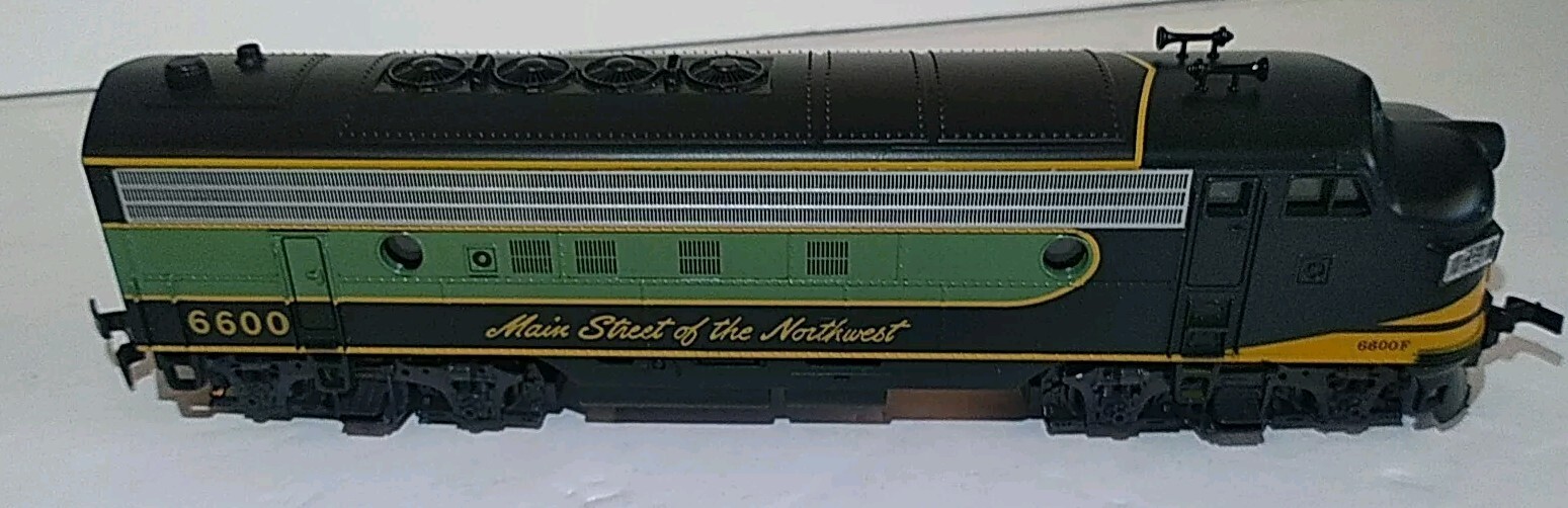 New Atlas HO Scale 8326 Northern Pacific NP 6600 FP7 Diesel Locomotive Main St.