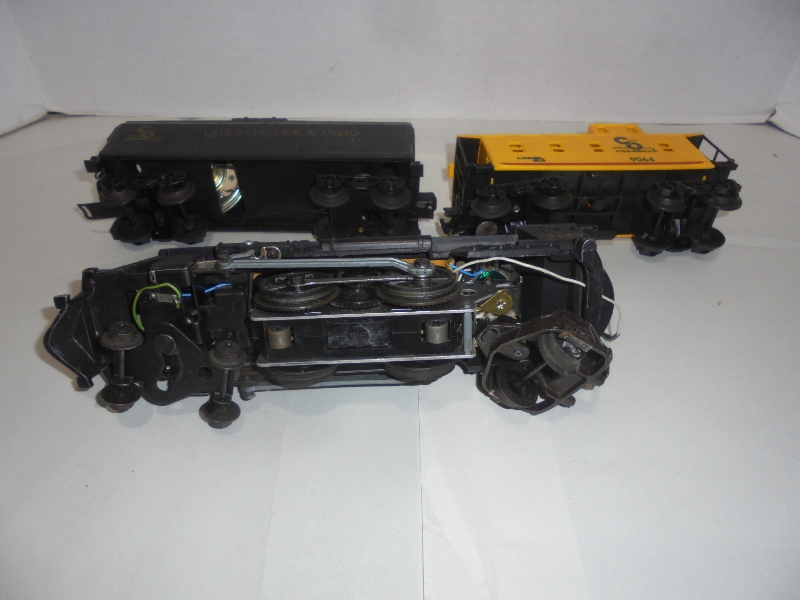 LIONEL C&O STEAM ENGINE WITH TENDER AND CABOOSE VINTAGE O GAUGE