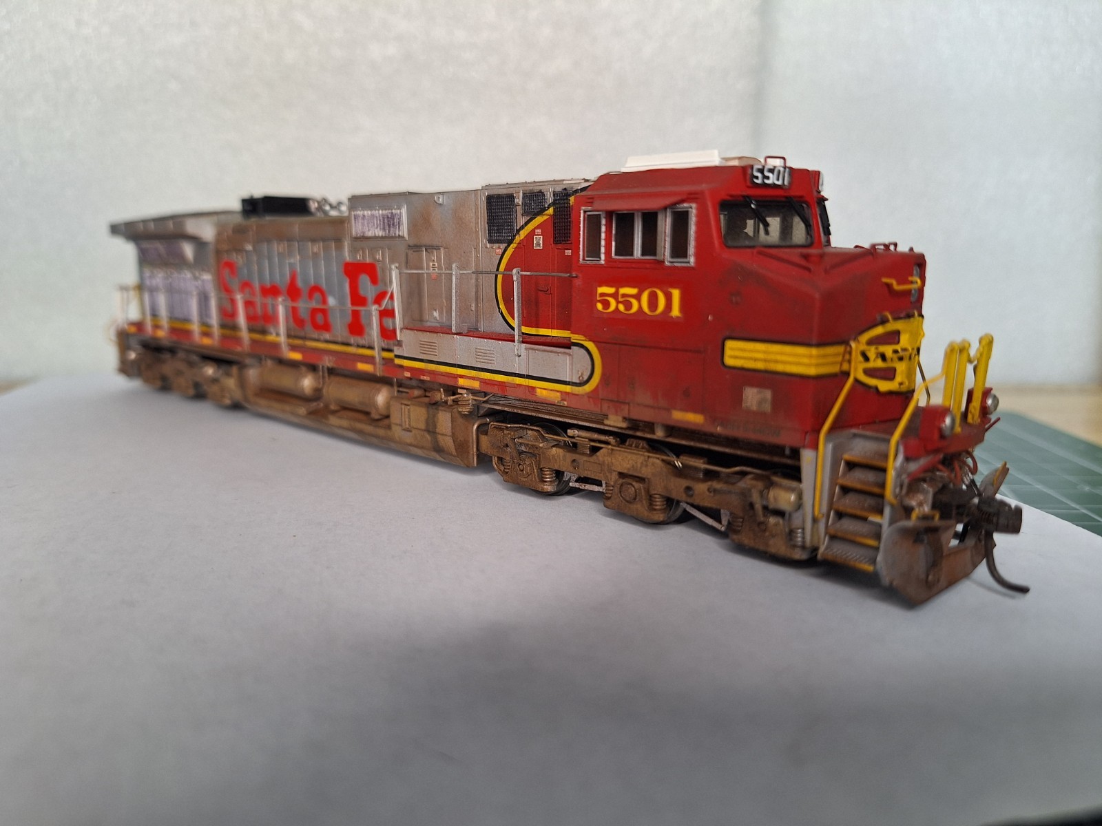 HO-Scale MTH GE C44-9W Santa Fe 5501