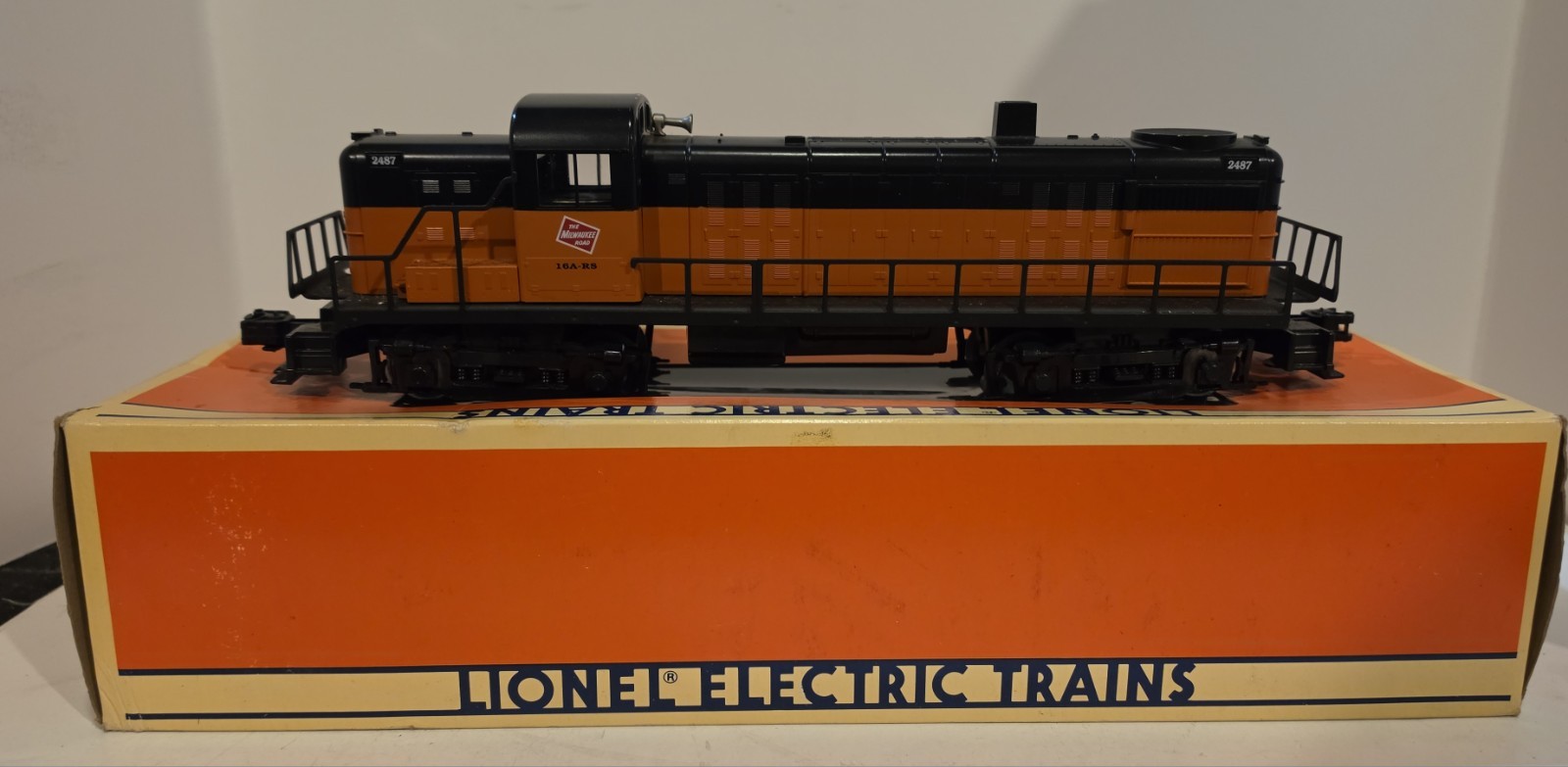 Lionel 6-18833 Milwaukee Road RS-3 Diesel Locomotive 3-rail O Gauge Original Box