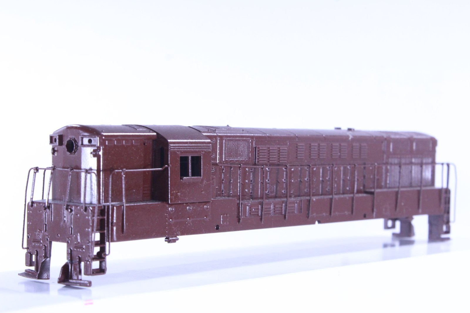 HO Athearn Undecorated Brown FM H-24-66 Trainmaster Shell +Handrails Dmgd Ftbrd