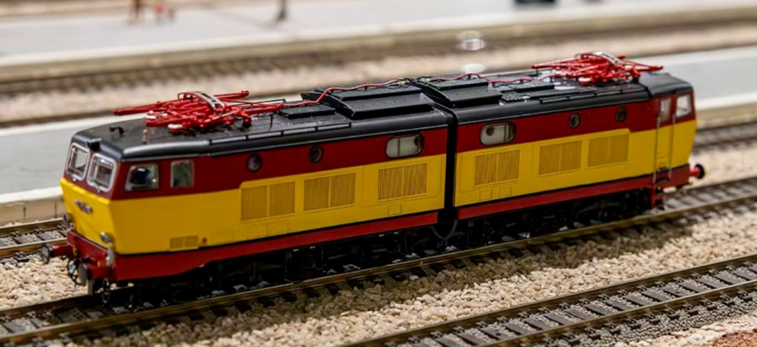Rivarossi Hr2965S E656 Experimental Livery Yellow/Red Black Roof. Fs Dcc Sound