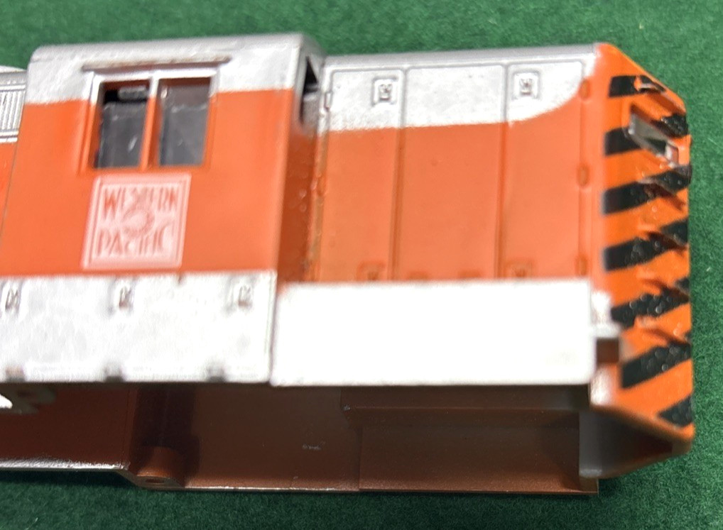AHM Western Pacific GP18 5013-02 HO Diesel Engine 1980 Flashing Beacon, Unused