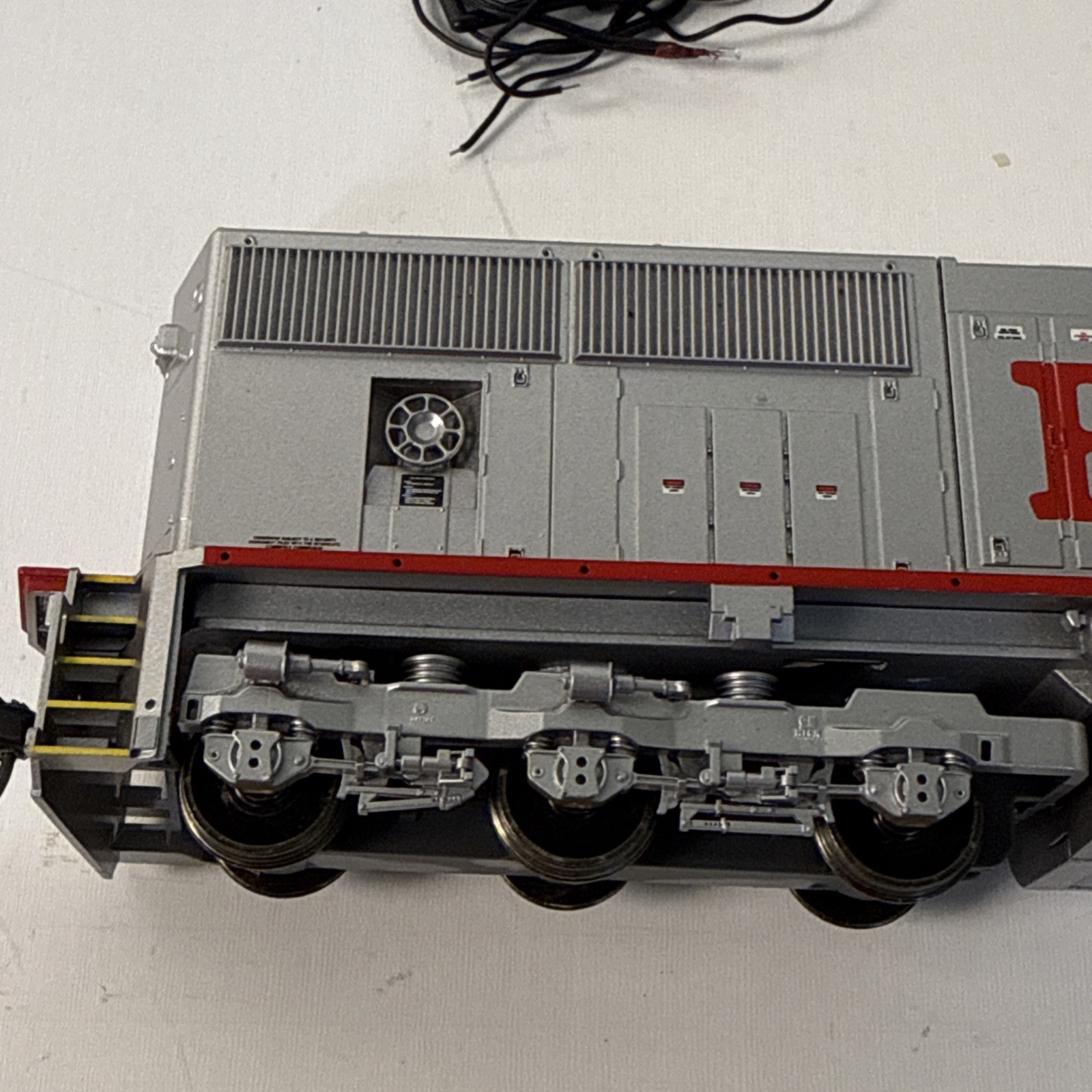 ATHEARN / GENESIS # G6135~ BNSF SD75M POWERED LOCOMOTIVE # 8270 ~HO SCALE