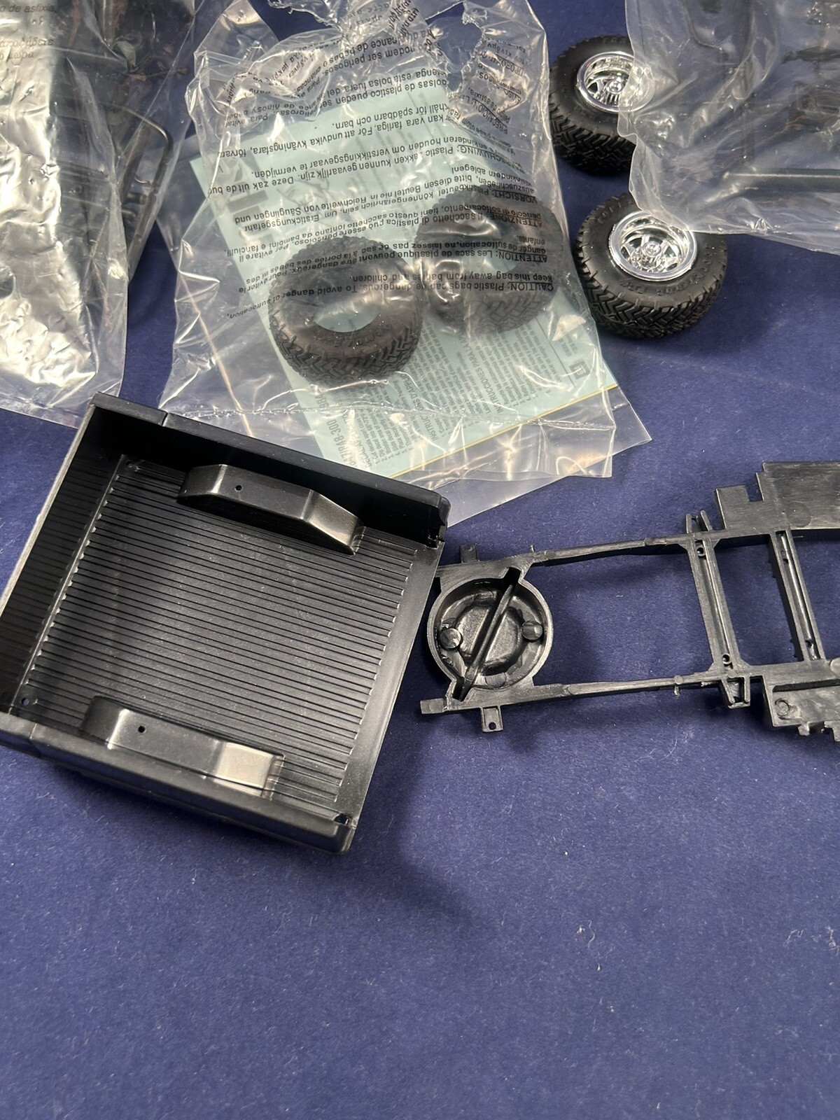 MPC 1/25 1984 GMC Pickup Model Kit Black MPC848 Plastics Car/Truck 1/24-1/25 REA