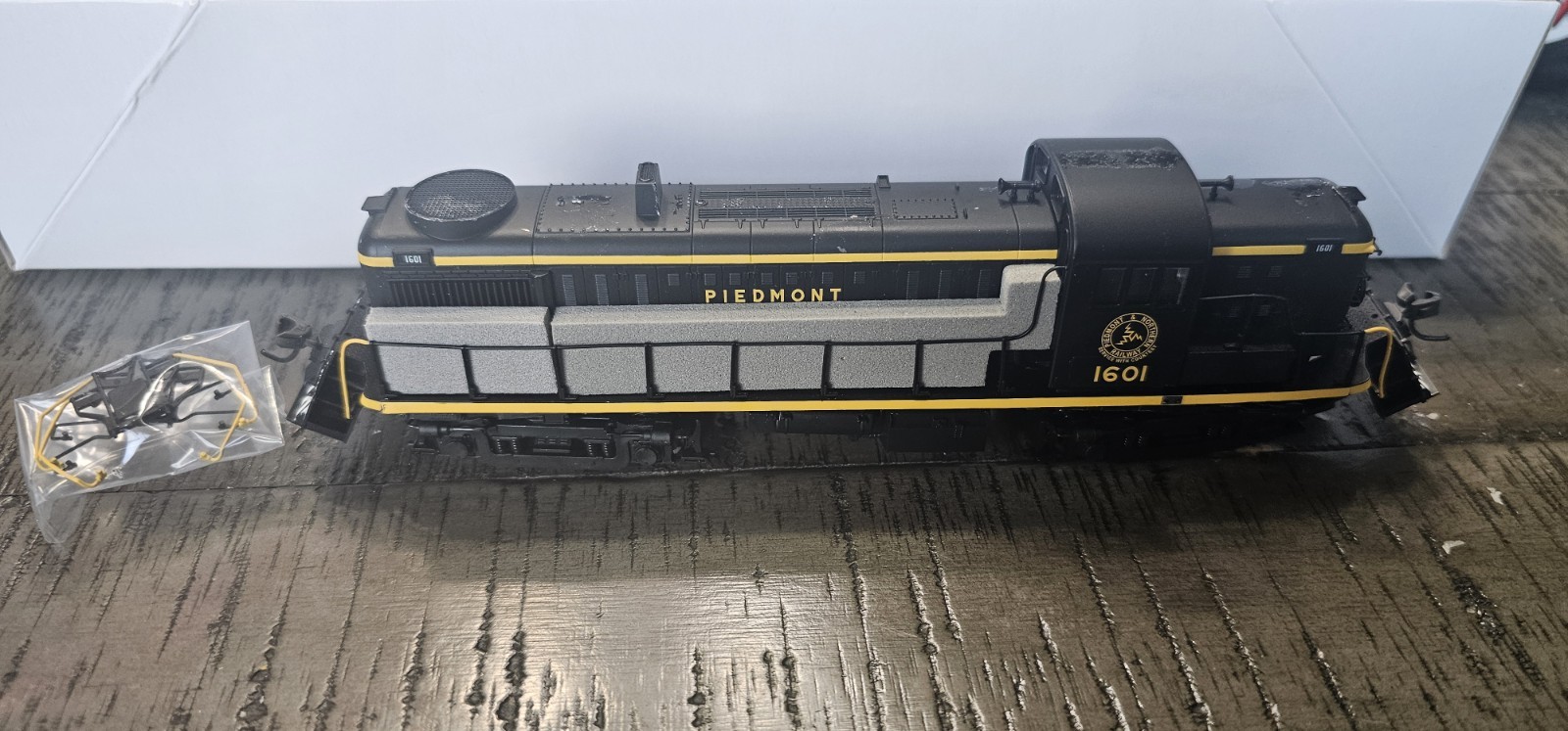 Atlas Classic Series 10000522 HO RS-3 Locomotive Piedmont & Northern #1604 Dmg