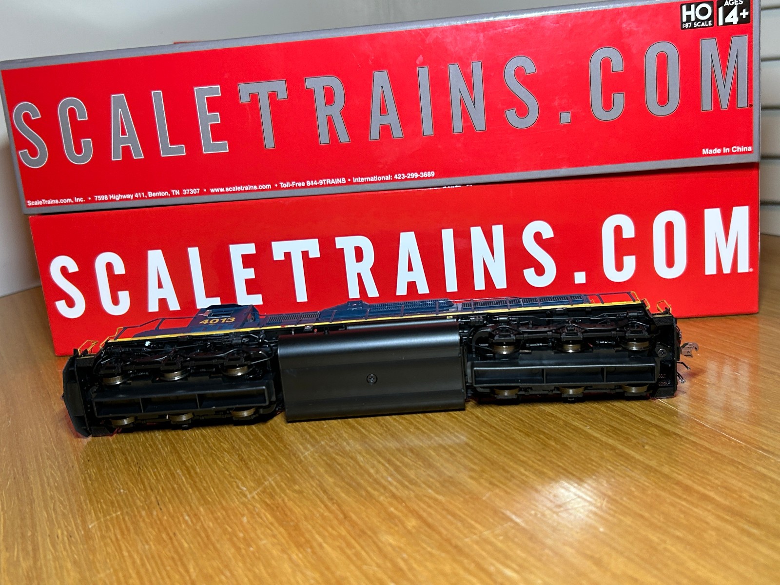 HO Scale ScaleTrains RivetCounter SD40-2/SD40-3 CSX #4013 DCC/SOUND