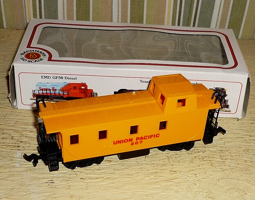 Bachmann HO Scale UNION PACIFIC Caboose Car YELLOW & RED 5 1/2 ” long