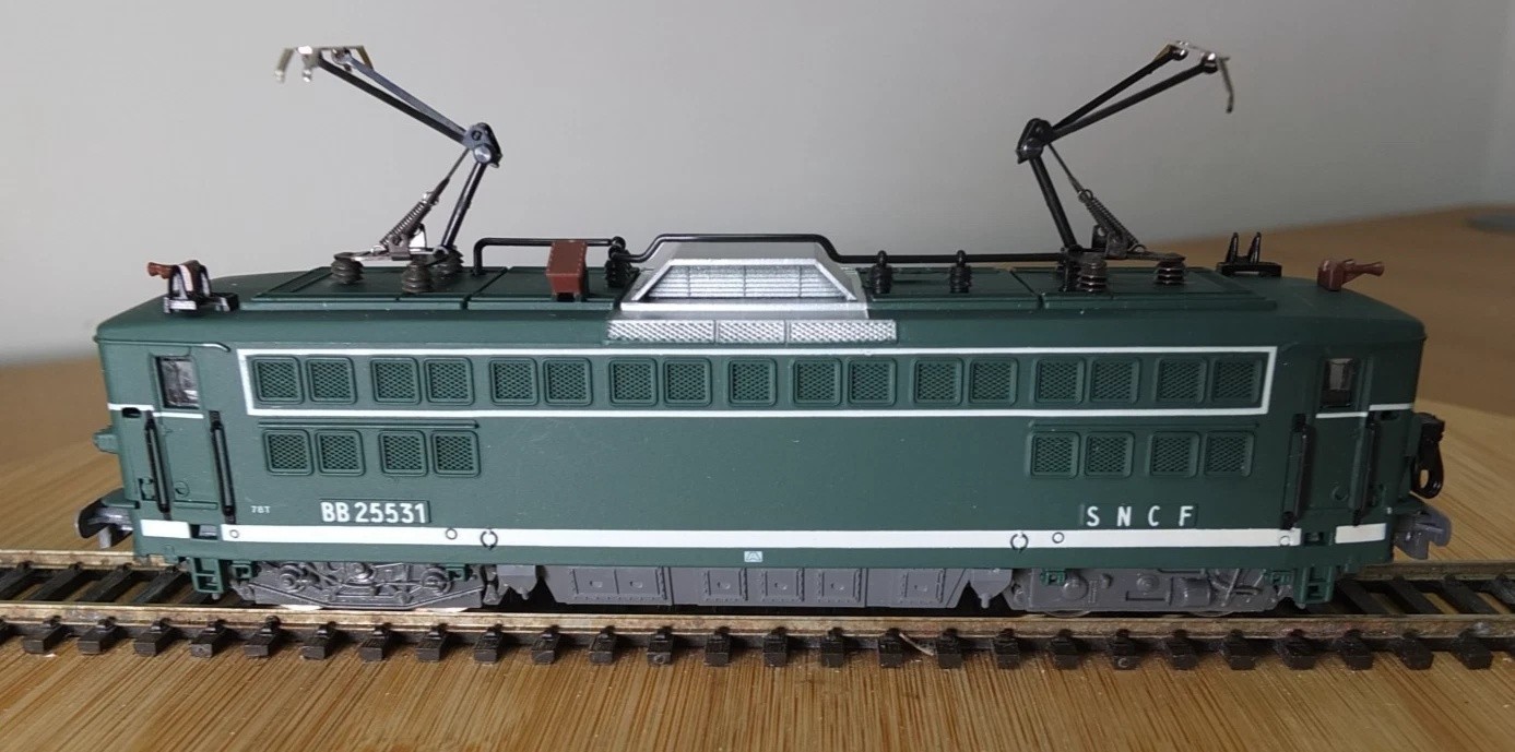 Jouef 8362 HO gauge SNCF BB 25500 electric loco in green livery