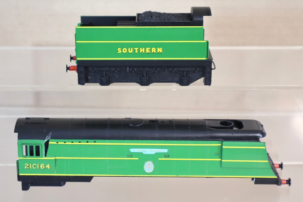 HORNBY R320 BODY SOUTHERN 4-6-2 BATTLE of BRITAIN LOCO 21C164 FIGHTER COMMAND oj
