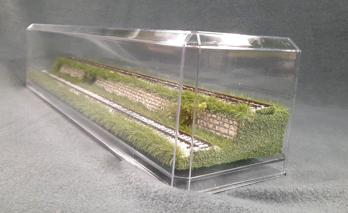N SCALE 16″ 2-LEVEL TRACK -TALL GRASS-SUMMER SCENE-DISPLAY CASE FOR ANY N TRAINS