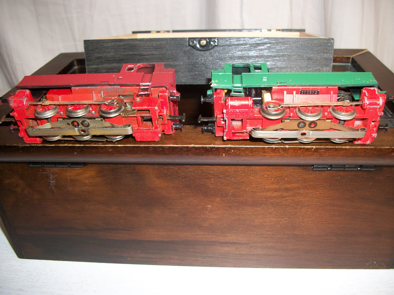 Pair of Marklin HO 0-6-0 Steam Engines #3090 Red & Green 1974-76 USED w BOX (2)