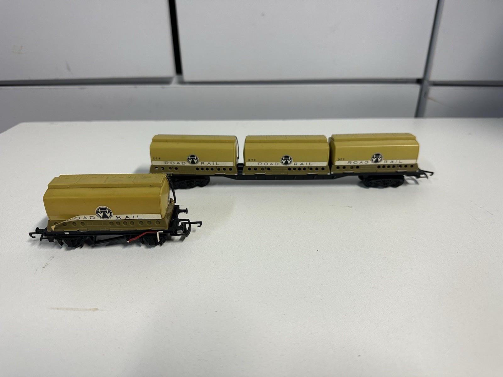 TRIANG ROAD RAIL 3 CONTAINER WAGON PLUS ONE CONTAINER WAGON