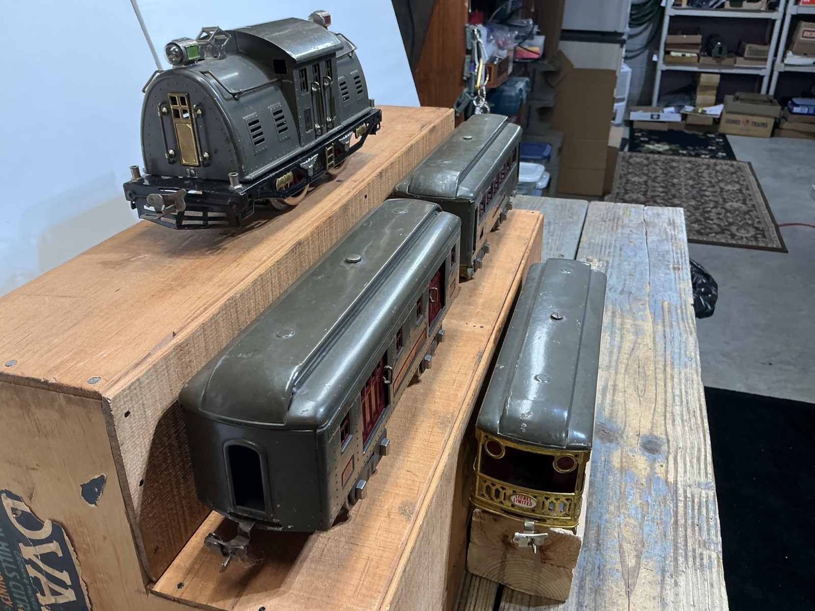 Lionel Standard Gauge #10 ENGINE and 3 Passenger Cars RUNS GOOD