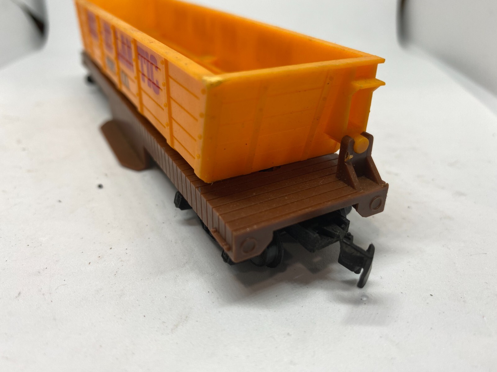 H. O. Scale Mid Atlantic container car, with dumping feature, yellow, 1:87 scale