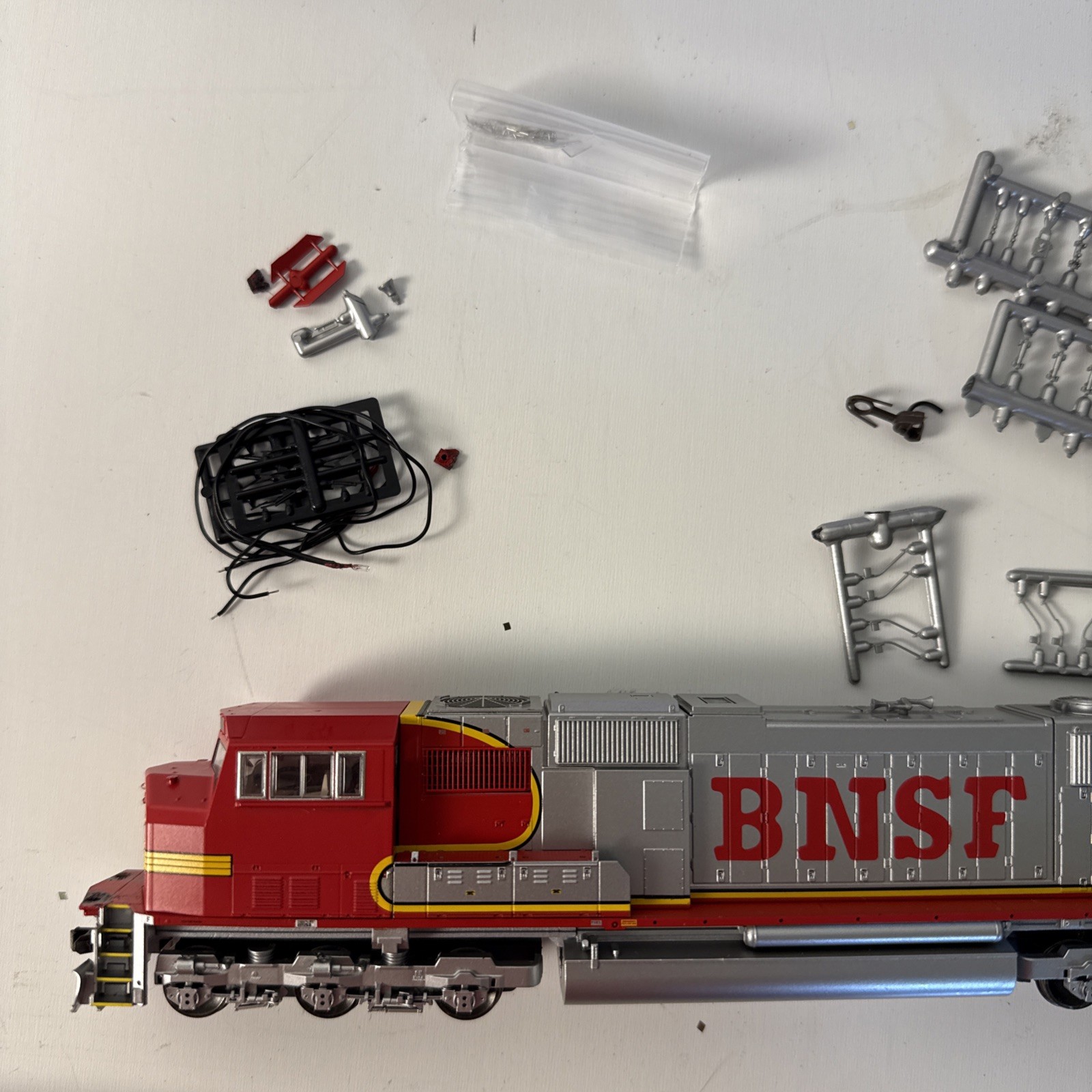 ATHEARN / GENESIS # G6135~ BNSF SD75M POWERED LOCOMOTIVE # 8270 ~HO SCALE