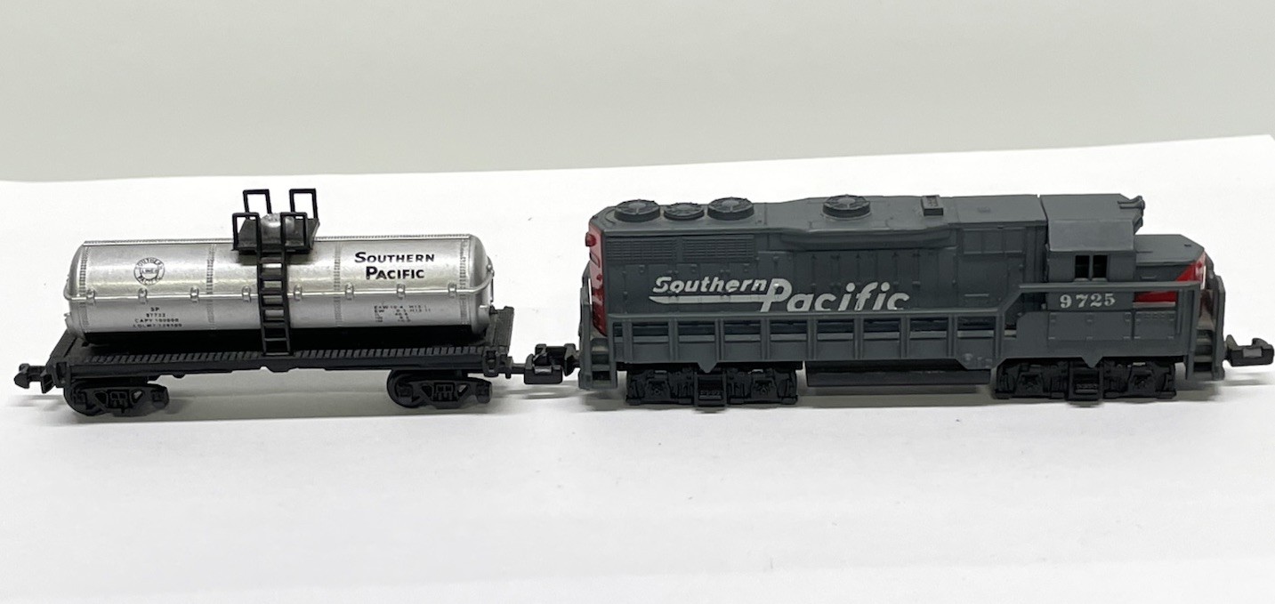 Southern Pacific Locomotive #9725 Model Train No. 418 High Speed w/Tanker Car