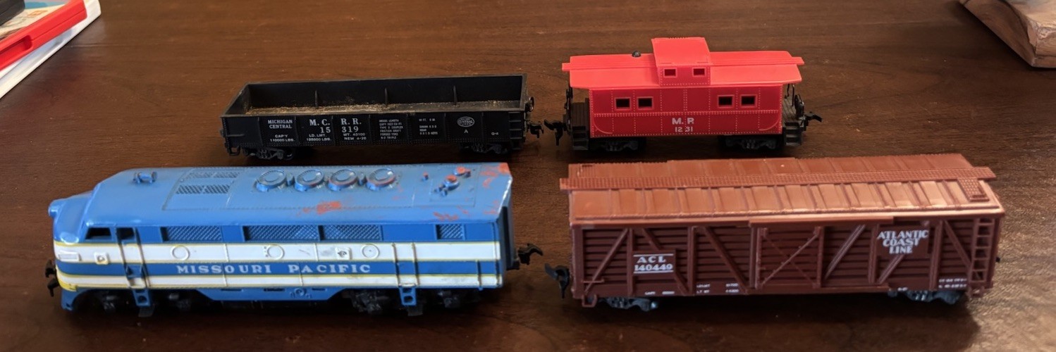 Varney HO Scale Locomotive Missouri Pacific, Box Car, Gondola, Caboose Train Set