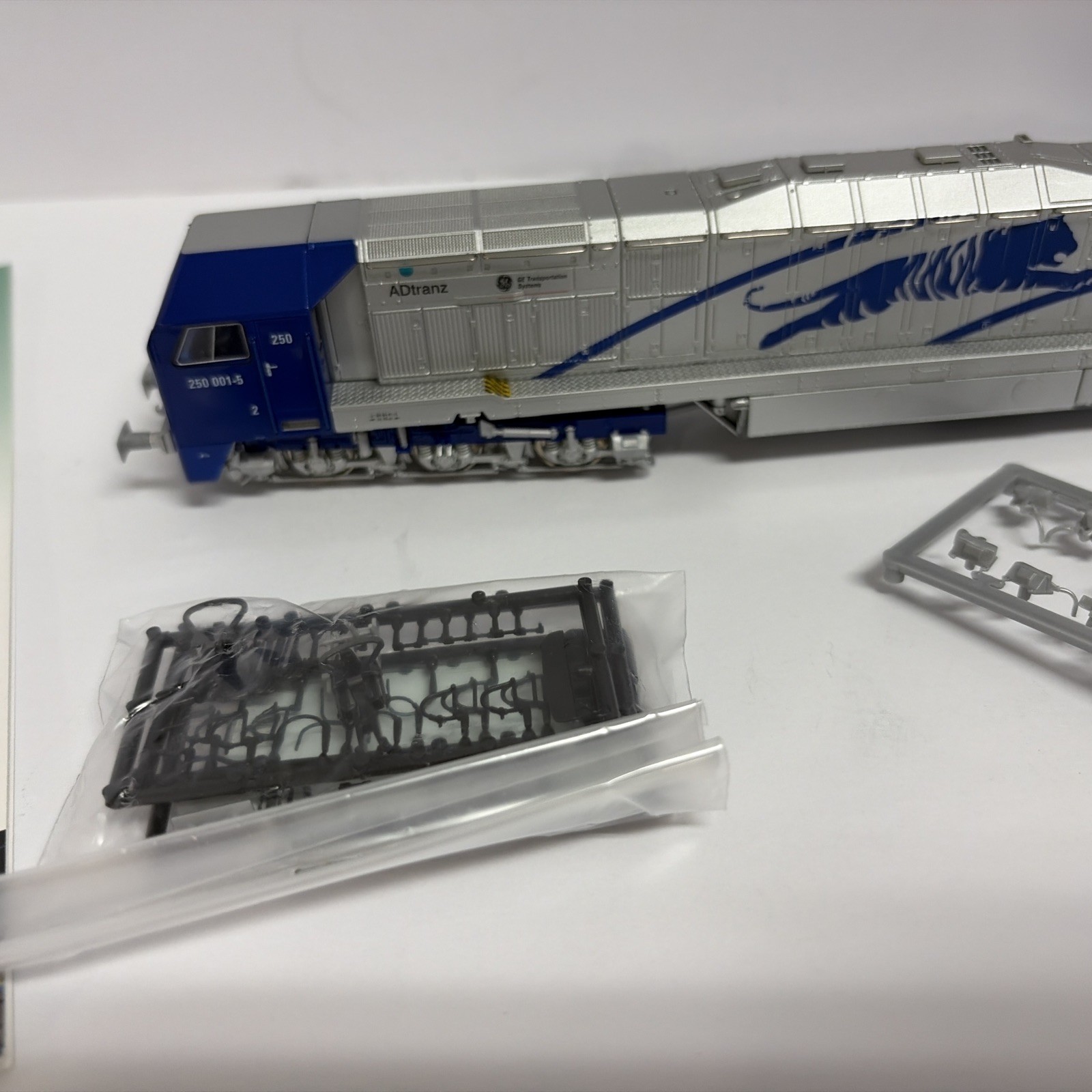 Blue Tiger ADtranz / DE-AC33C Mehano Train Line HO NOS Powered Locomotive