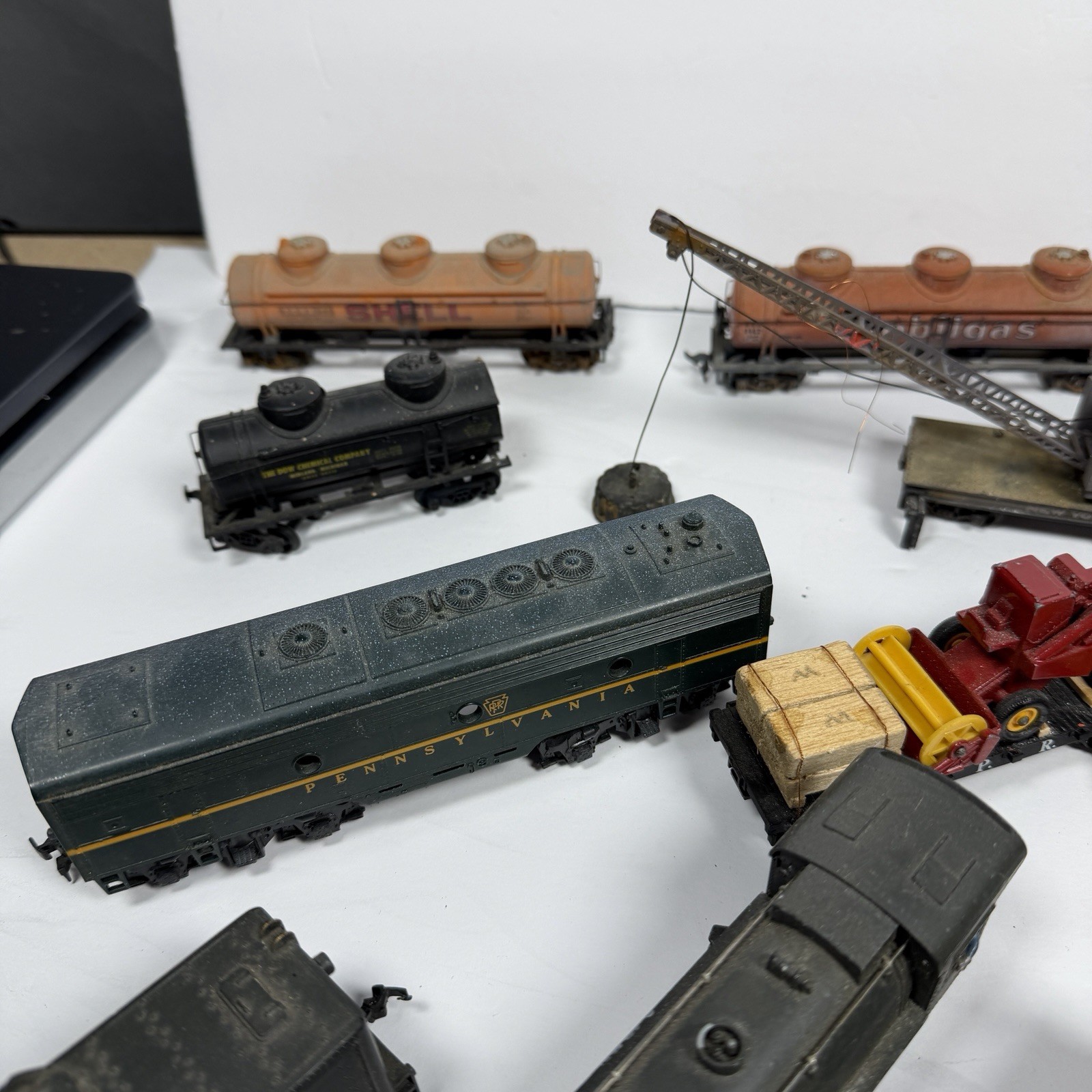 LOT OF HO Scale Engines Locomotives Caboose various – Untested For Parts Repair