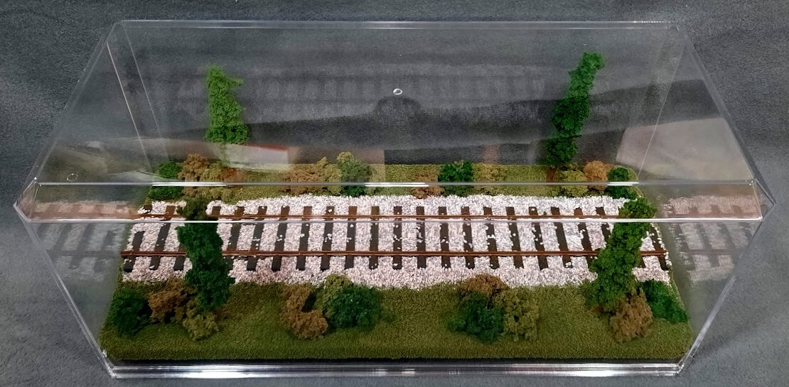 O SCALE – 16″ SINGLE TRACK- “SUMMER SCENE” DISPLAY CASE- FOR ANY O SCALE TRAINS