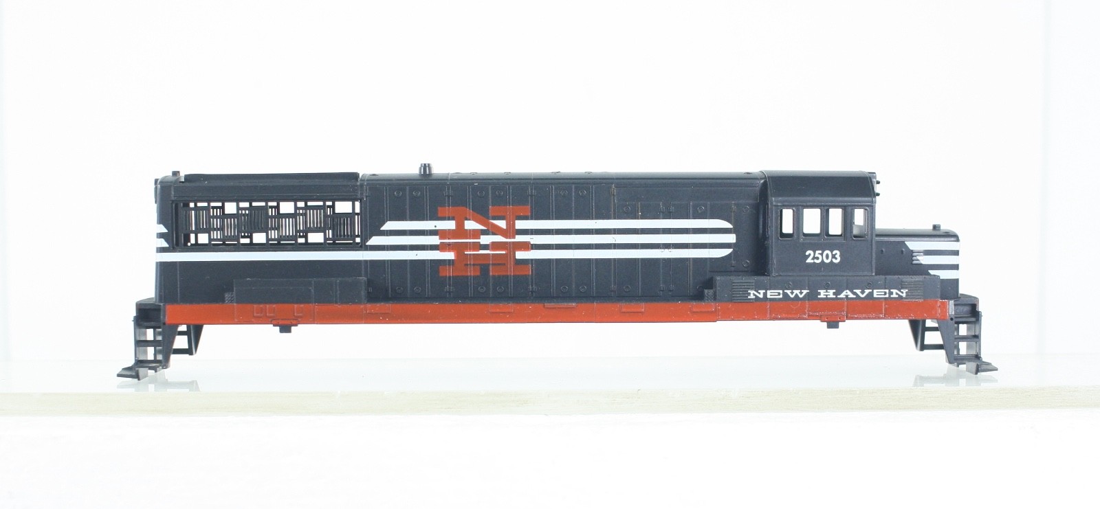 HO Scale Stewart / Kato New Haven GE U25B Diesel Locomotive