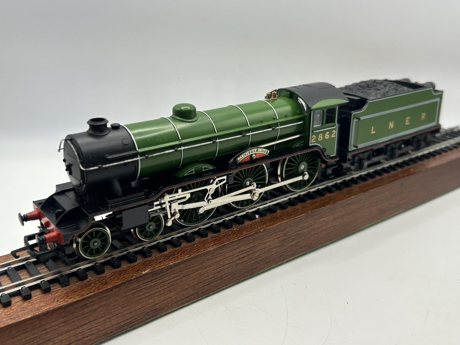 OO Hornby R053 LNER Class B17 4-6-0 Steam Locomotive ‘Manchester United’ – MINT