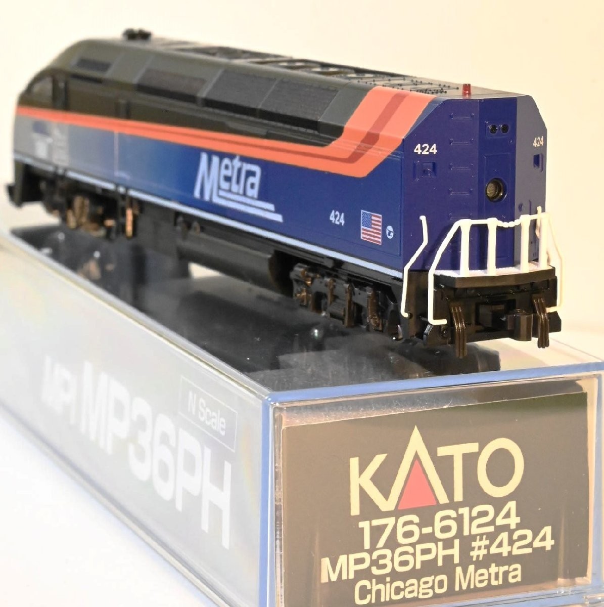 KATO N Scale 176-6124 Chicago METRA MP36PH #424 Diesel Locomotive Model