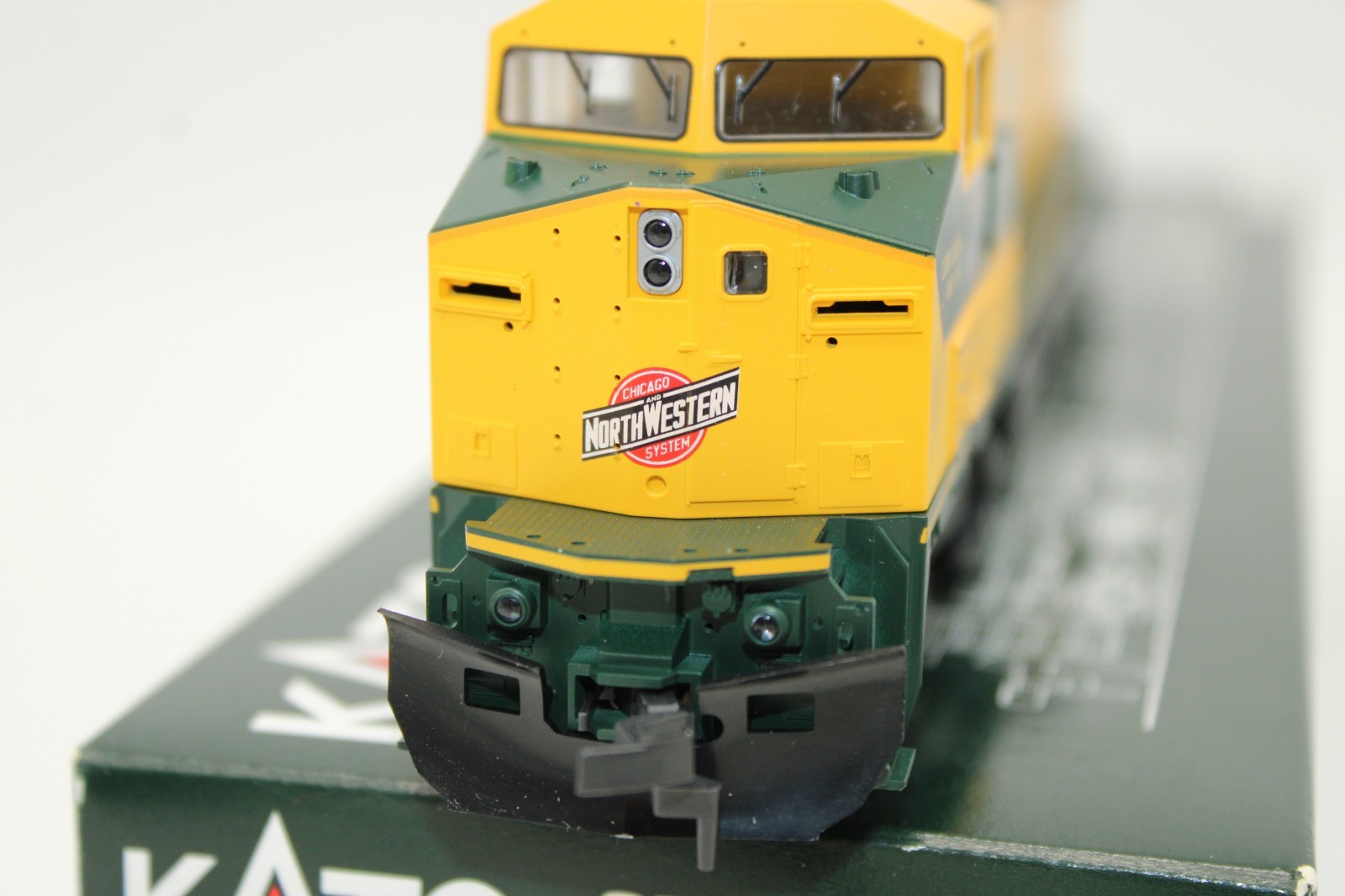 Kato HO C&NW Chicago Northwestern Dash 9 GE C44-9W Diesel Locomotive DCC Ready