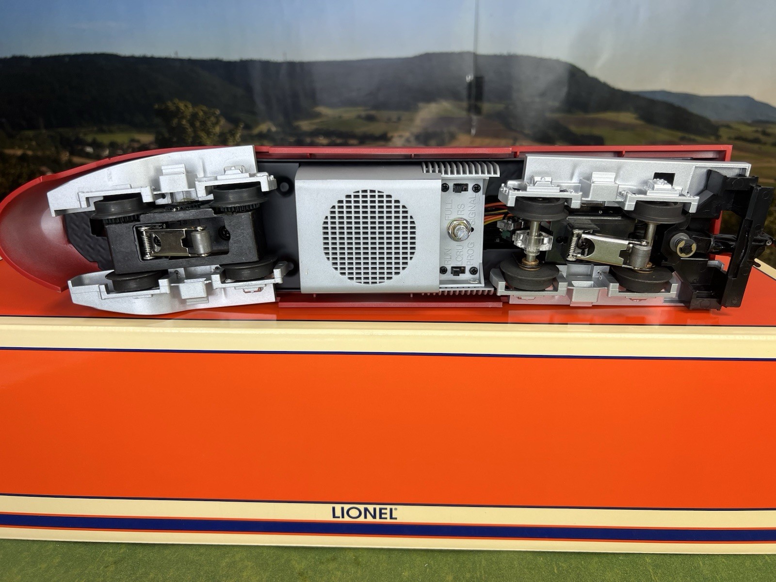 LIONEL PHANTOM II RED PRATT’S HOLLOW DIESEL W/RAILSOUNDS 6-18859 RARE NIB C-9