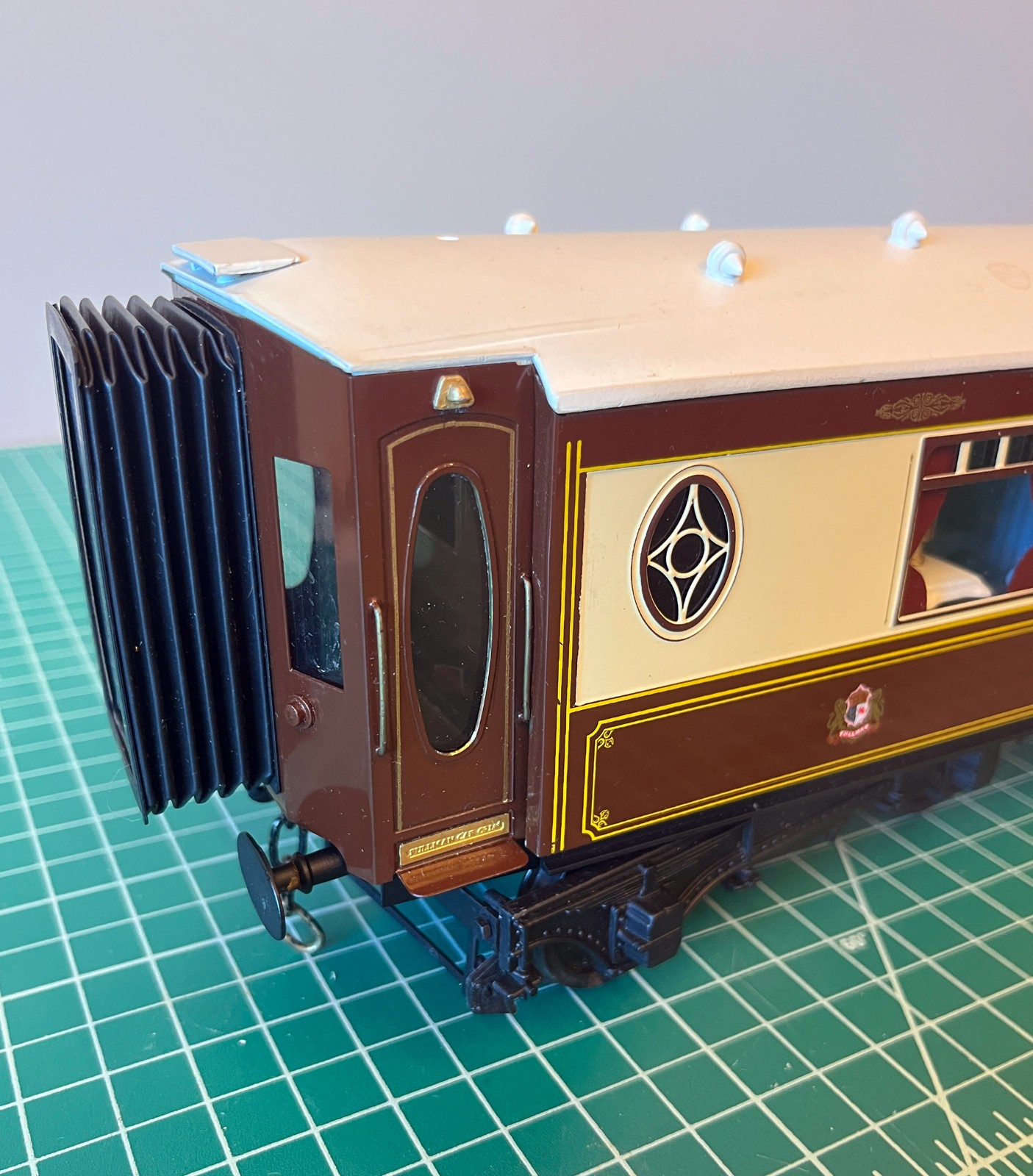 J&M Models Gauge 1 Spur 1 British Pullman First Class Parlour Car – “Zena”