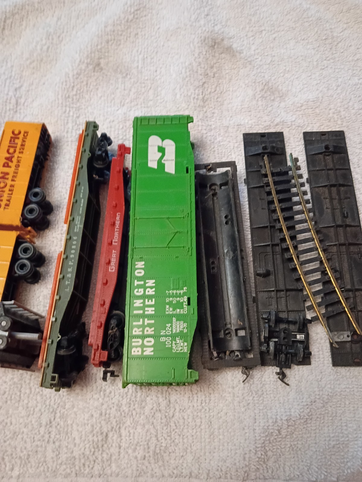 illinois central ho scale locomotives and caboose and other ho parts