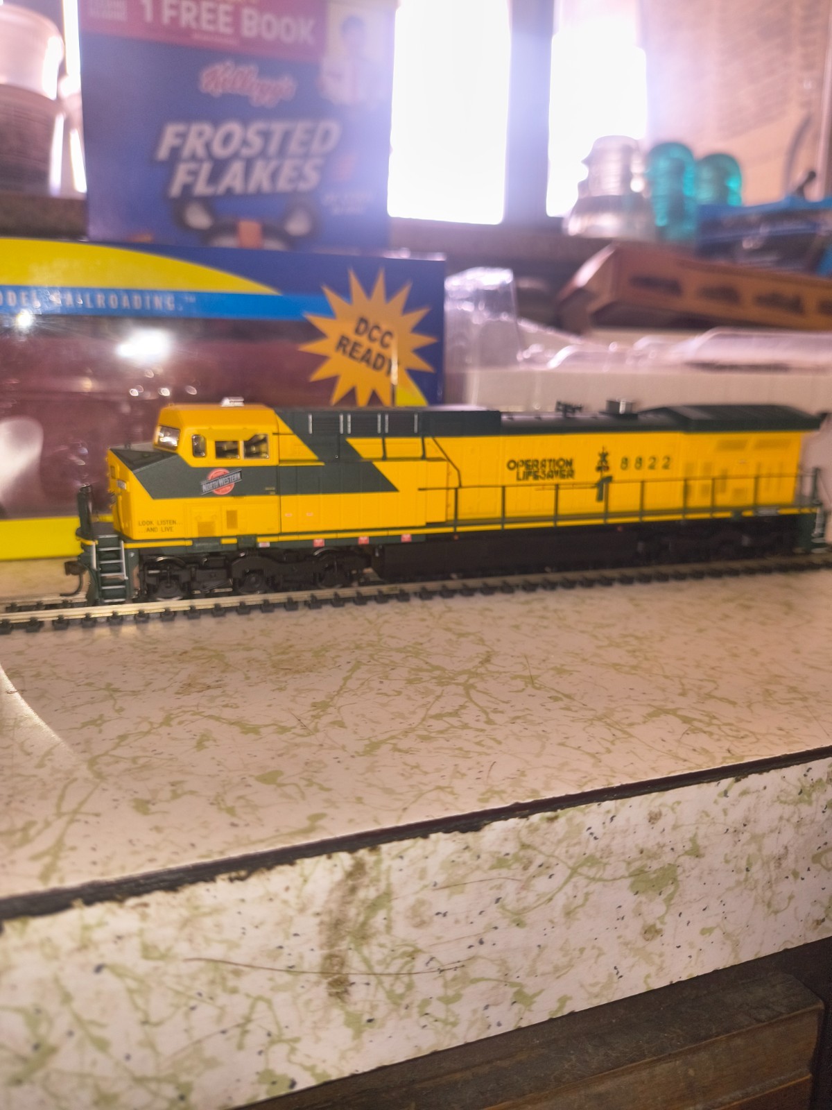 Athearn 77697 HO CNW CHICAGO & NORTH WESTERN Oper Lifesaver AC4400CWD DCC READY