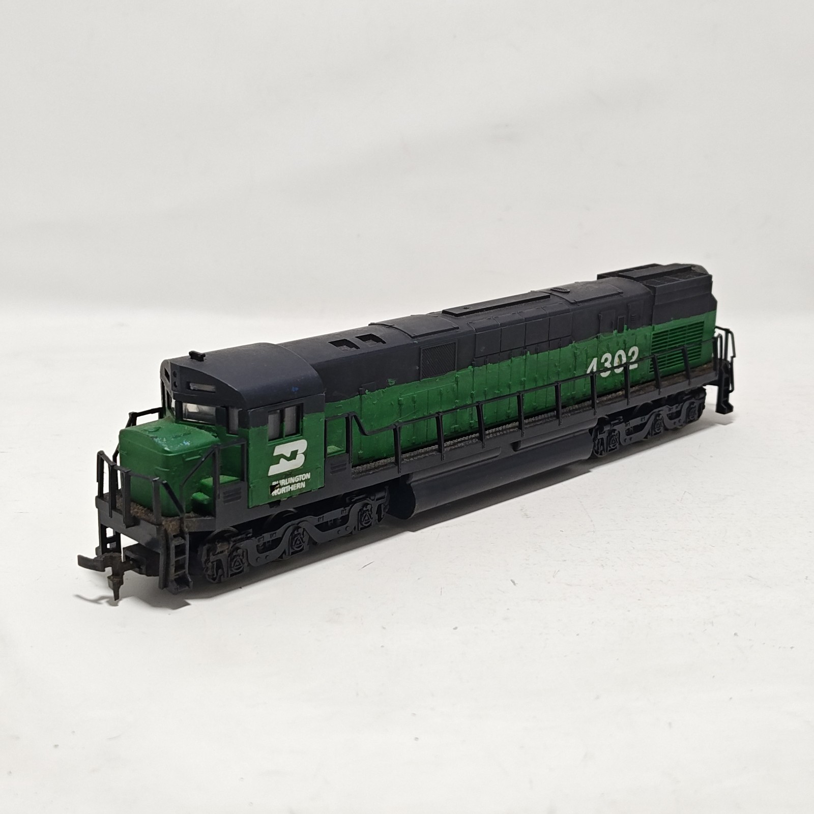 HO Scale Burlington Northern Diesel Locomotive #4302 Tested Runs Read Desc.