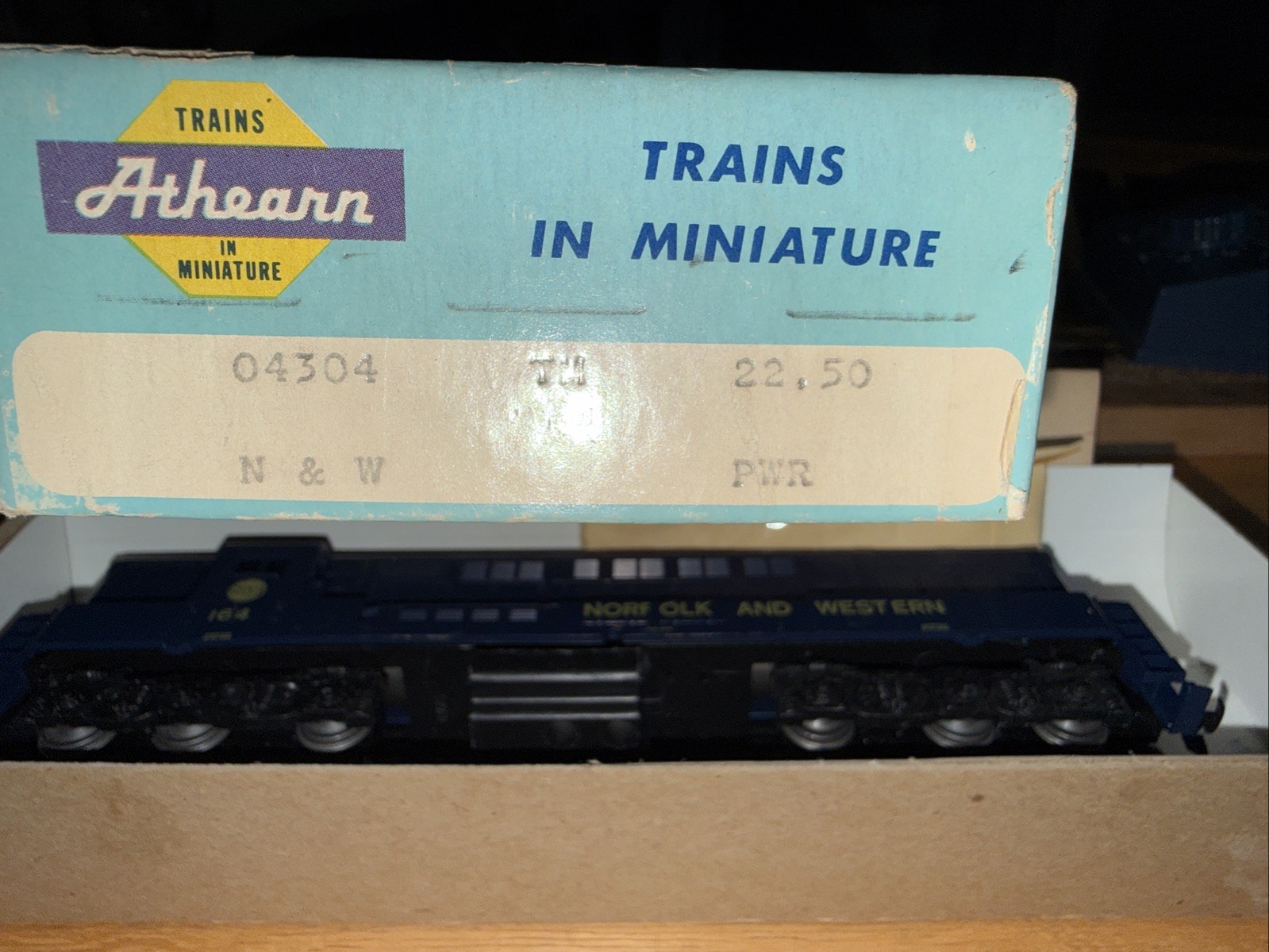 ATHEARN #4304 HO SCALE NORFOLK AND WESTERN H24-66 TRAINMASTER LOCOMOTIVE #164.