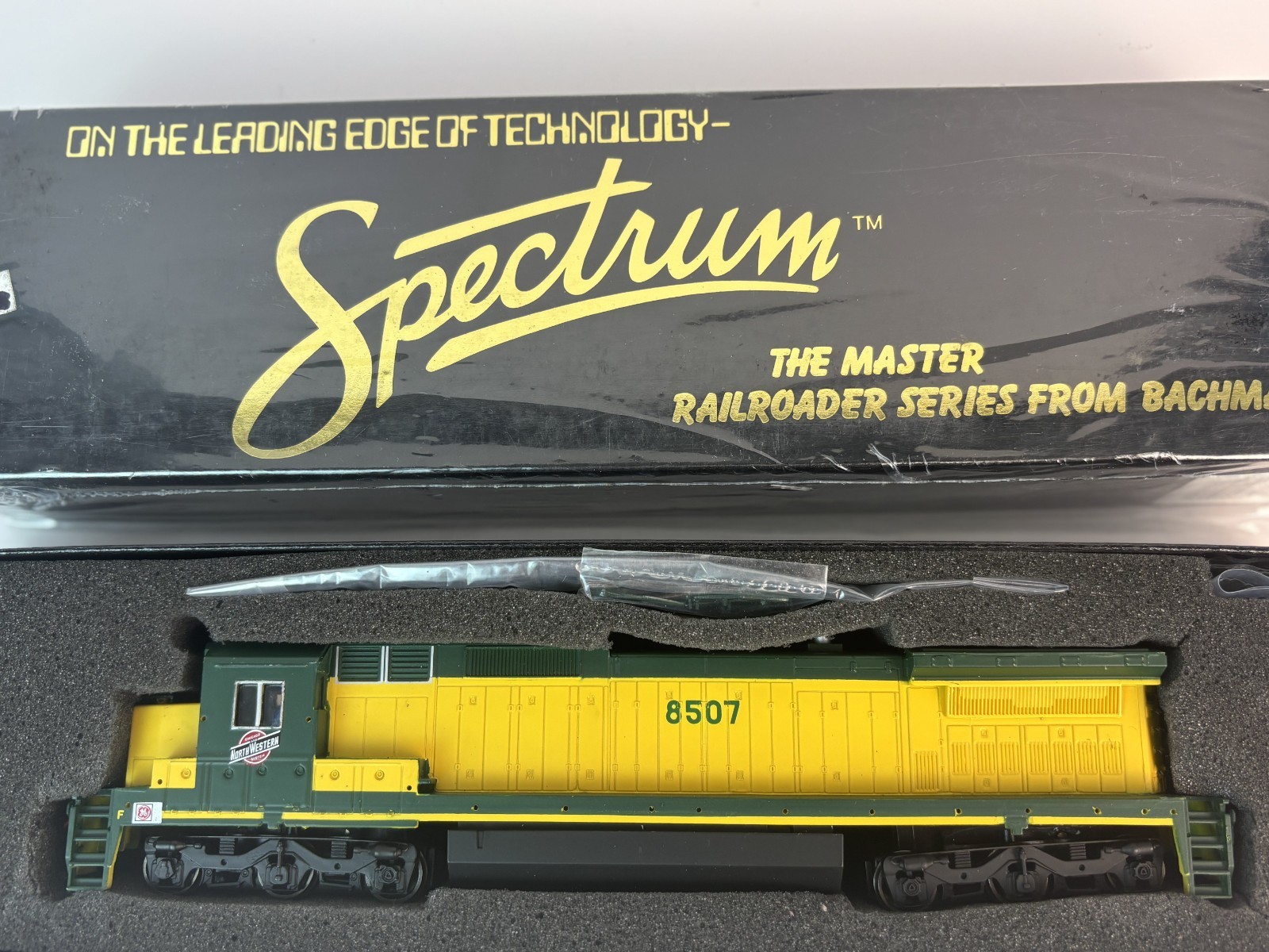 Bachmann Spectrum GE Dash 8‑40C Diesel Locomotive C&NW 8507 HO Item 85022 LNIB