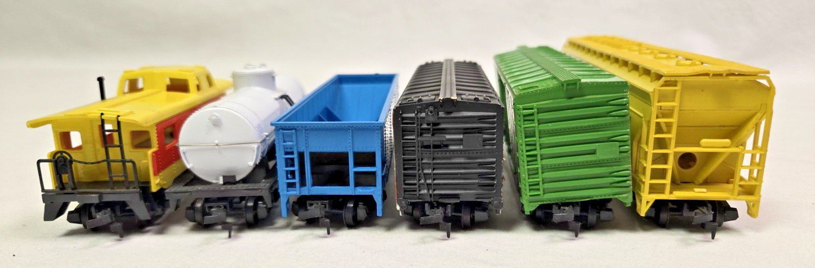 Six (6) Bachmann & Tyco HO Scale Model Railroad Cars All In Excellent Condition