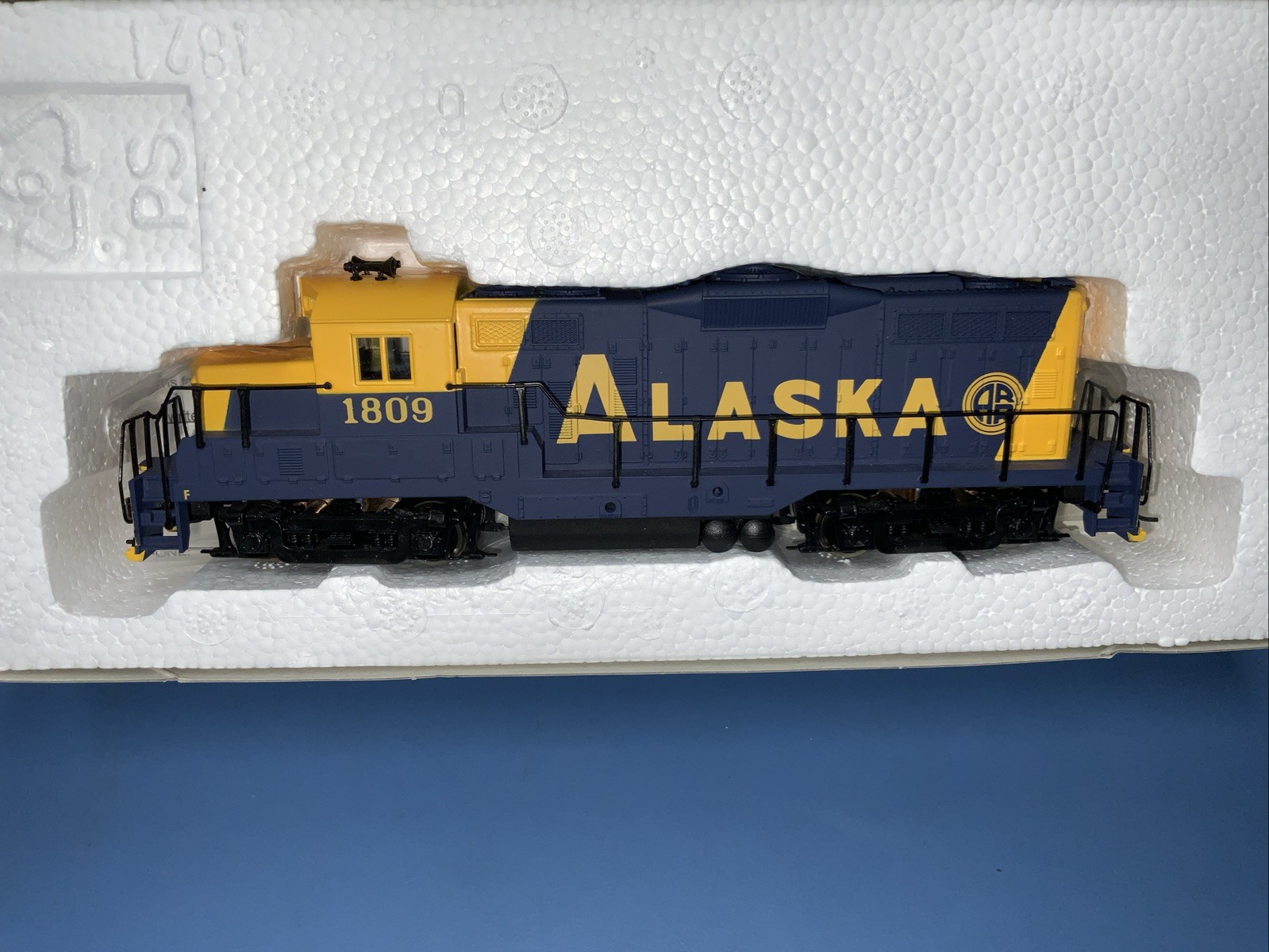 Walthers Trainline GP9M Loco Alaska Railroad #1809