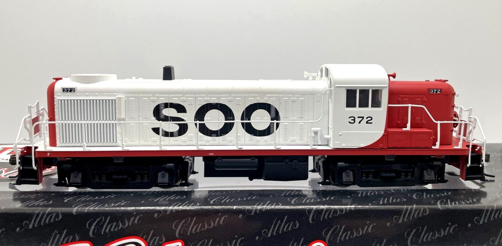 HO ATLAS 10000075 RS-3 LOCOMOTIVE SOO LINE # 372