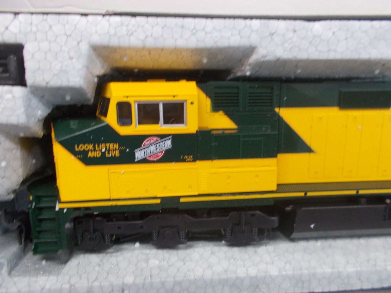 KATO ~ CHICAGO NORTHWESTERN GE C44-9W DASH 9 LOCOMOTIVE # 8659~DCC PLUG~HO SCALE