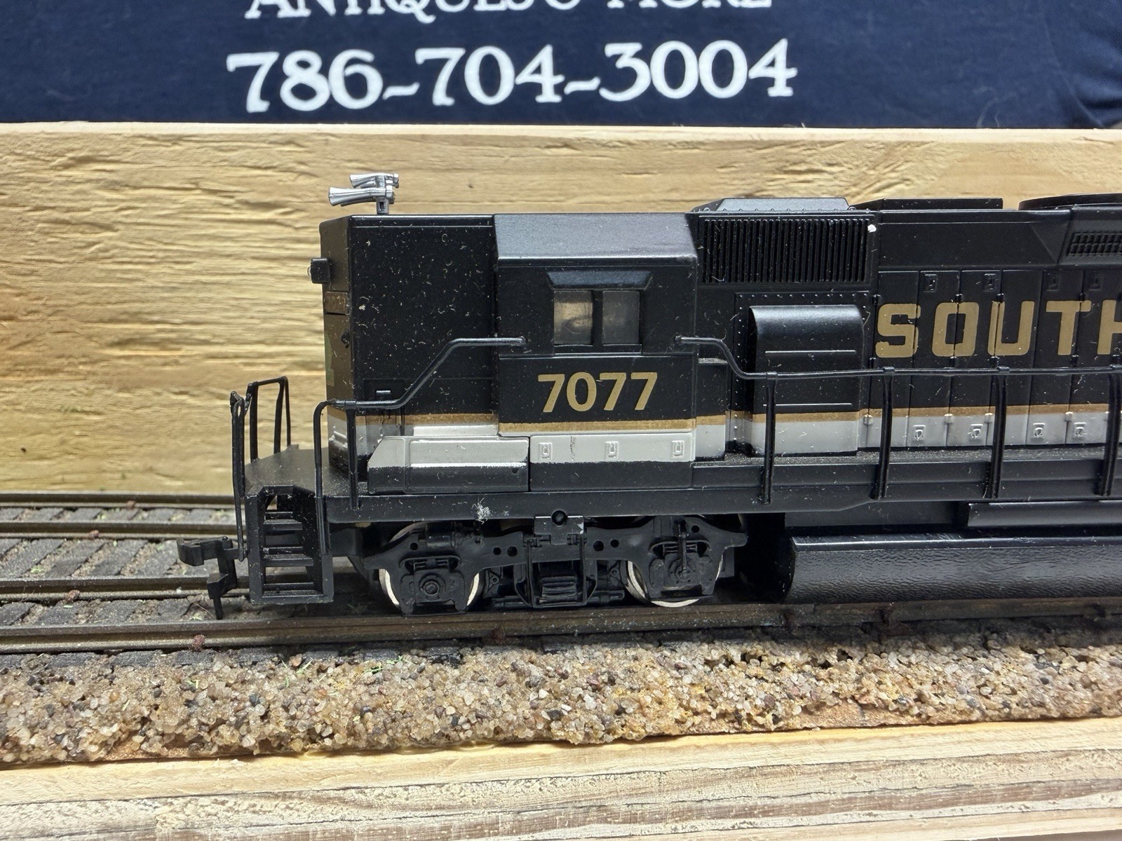 BACHMANN HO SCALE GP-50 SOUTHERN DIESEL LOCOMOTIVE #7077 BLACK AND GOLD