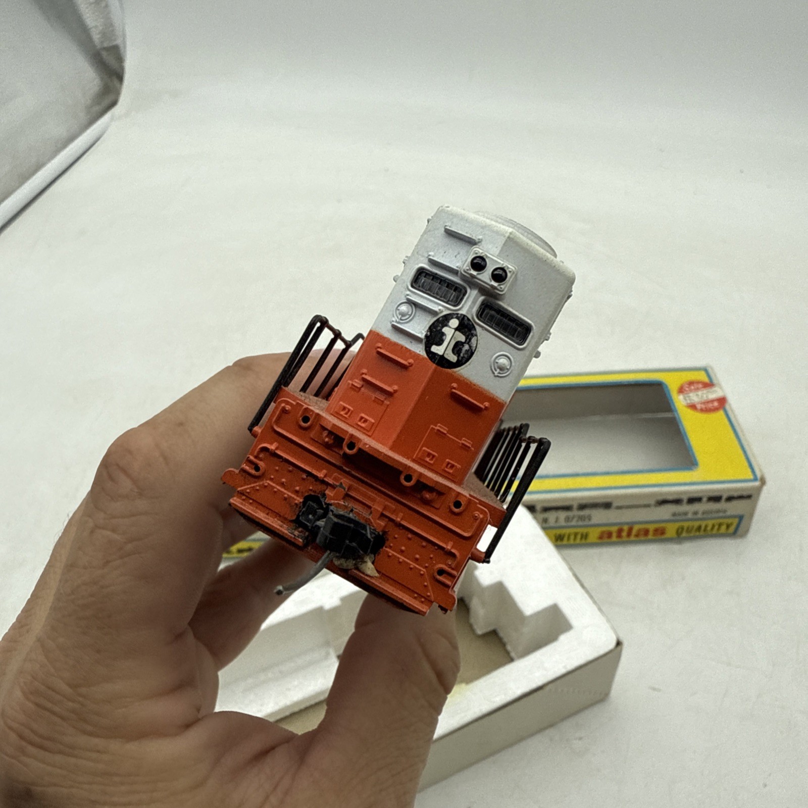 HO scale Atlas GP40 Motorized Illinois Central deisel #3074