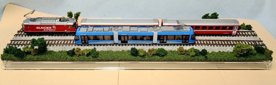 N SCALE 16″ DOUBLE-TRACK DISPLAY CASE – SUMMER SCENE-FOR ANY N TRAINS