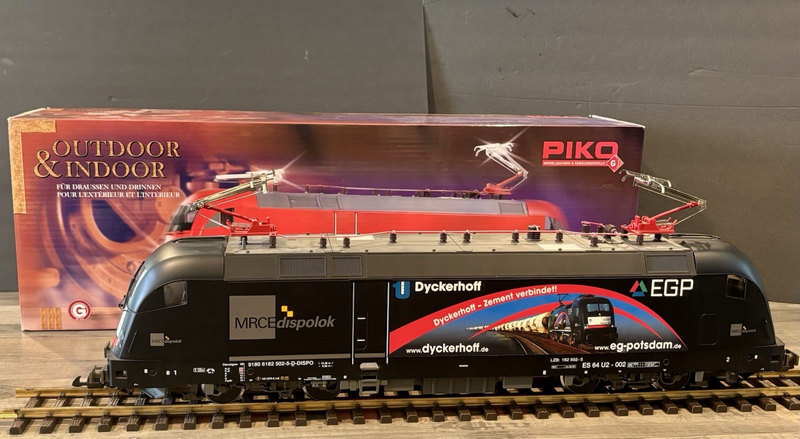 Piko E-Lok Taurus MRCE Dispolok with EGP 37422 & 2 No. 5803AW Passenger Cars