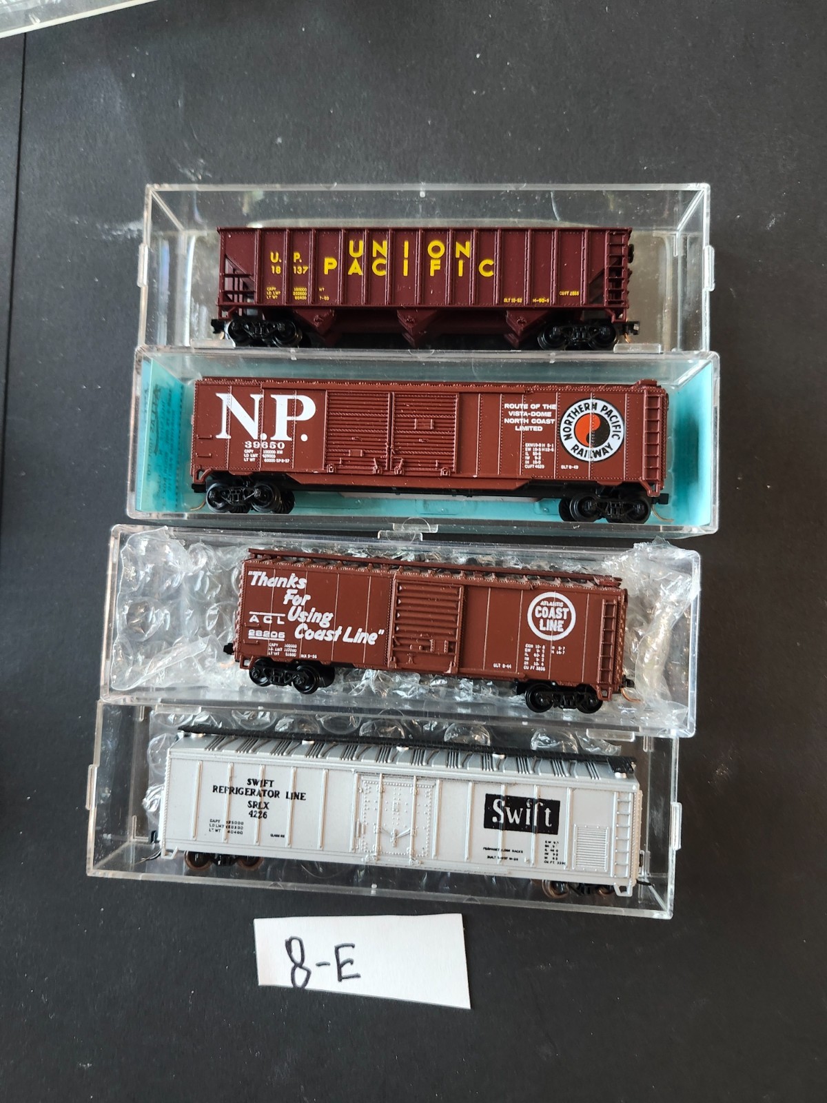 FREIGHT CARS LOT OF 8 N SCALE: SEE PHOTOS & DESCRIPTION