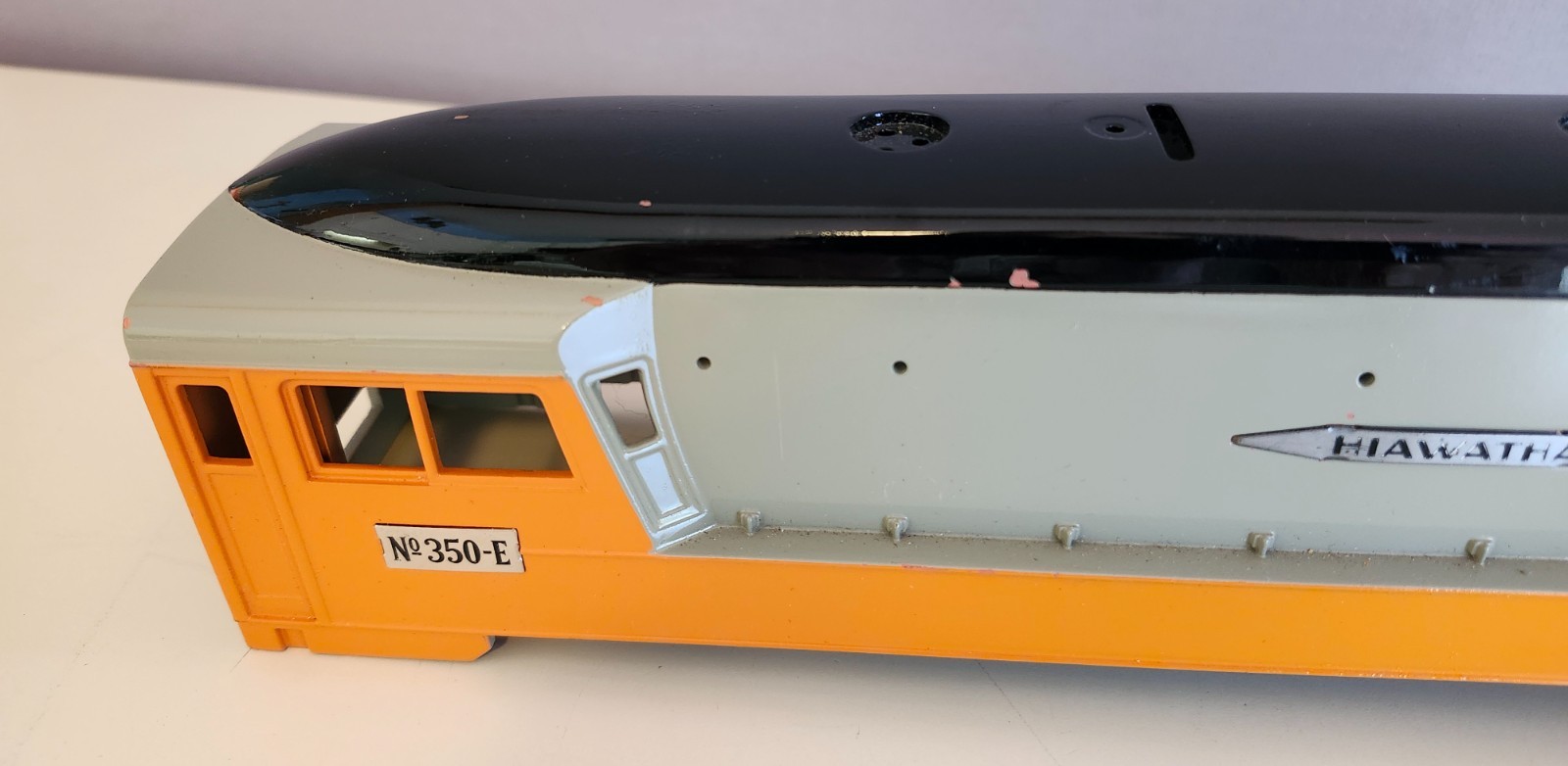 LIONEL O-GAUGE DIECAST MILWAUKEE ROAD HIAWATHA 350-E LOCOMOTIVE BODY/SHELL ONLY