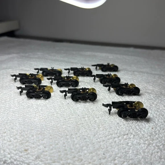 Model Power HO Replacement Trucks with Wheels and Coupler M10898 (10 Pack) New