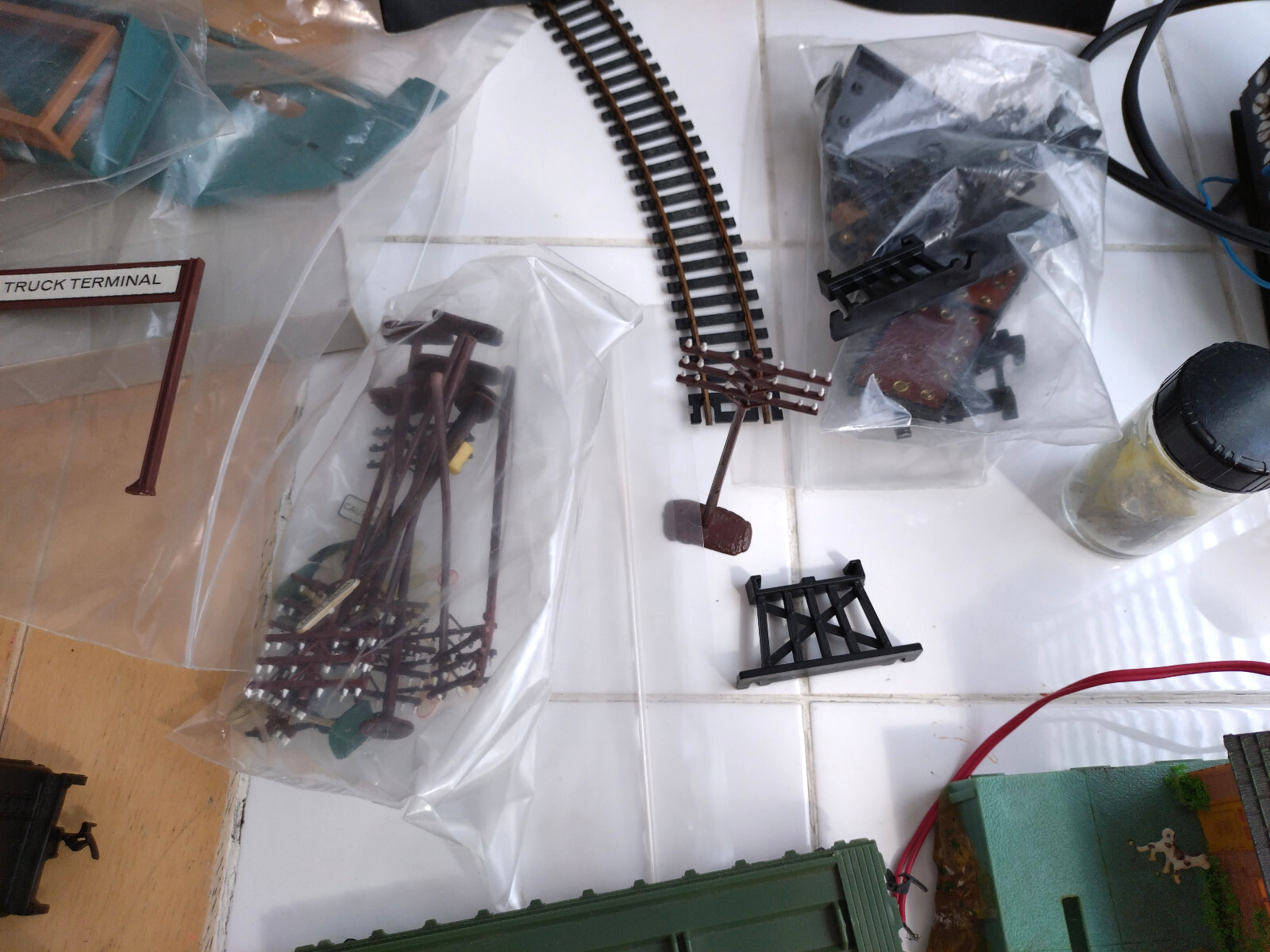 HO scale train start up, 1970’s, 2 locomotives, 12 cars, station + Very Clean