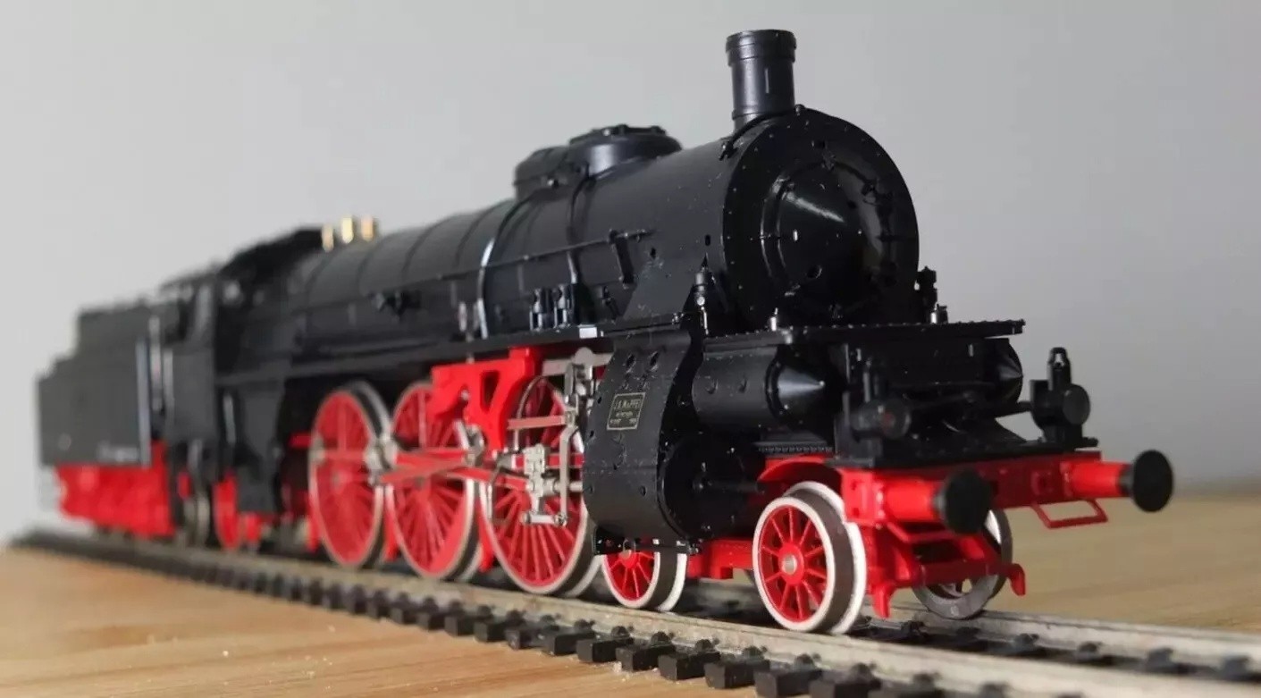 Liliput 40 01 HO gauge DR BR 18.3 steam locomotive in black livery